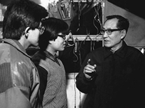 周尧和院士在指导学生