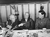 1984年纪念我国原子弹爆炸成功二十周年，陈能宽（右）...