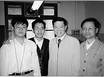 陈能宽（右二）在实验室