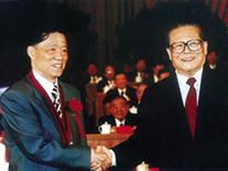 1999年9月18日,江泽民主席在人民大会堂向陈能宽授予“...