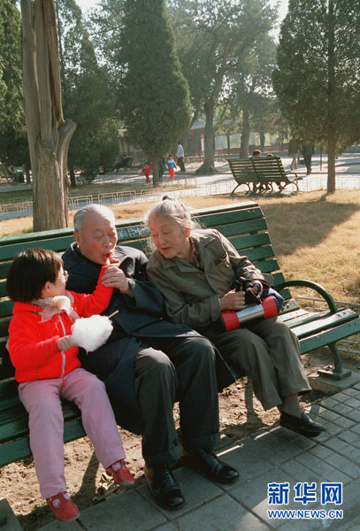 钱三强和他的夫人、著名物理学家何泽慧及小孙女在北京中山公园。（资料照片）