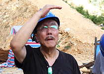 2013年，南仁东在大窝凼施工现场，现场横移箱梁吊装