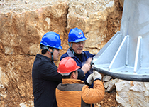 2014年，南仁东在大窝凼施工现场，塔脚安装