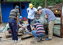 2014年，南仁东在大窝凼施工现场，牵索耳板检测