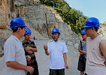 2014年大窝凼施工现场，南仁东与工程技术人员讨论