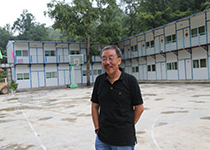 2014年，南仁东在FAST临时办公住宿用房前留影