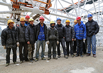 2015年2月4日，索网合拢，南仁东在大窝凼施工现场与施工、技术人员合影