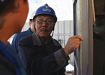 2015年大窝凼施工现场，南仁东检查机房施工质量