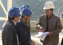 2015年大窝凼施工现场，南仁东与工程技术人员讨论