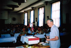 1995年叶笃正在宁夏银川做科学普及报告受到热烈欢迎.jpg
