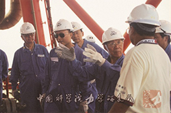 2001年，郑哲敏院士（左四）在中海油南海海上石油平台