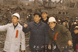 1984年，郑哲敏院士（左二）在石景山电厂爆破拆除现场