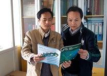 王逸平与上海药物所研究员宣利江讨论问题