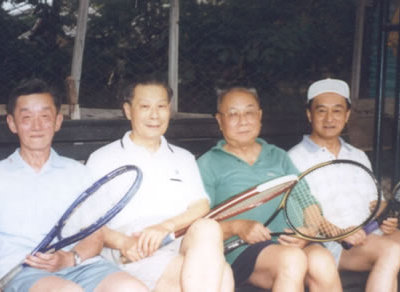 1997年，严东生在清华网球场