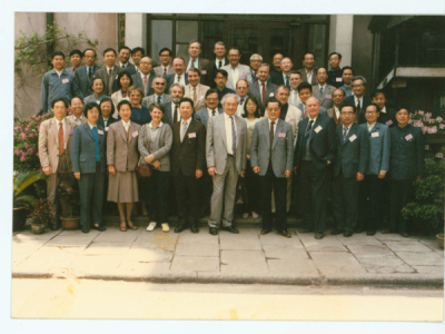 1985年，严东生在上海硅酸盐所主持召开中法材料研讨会