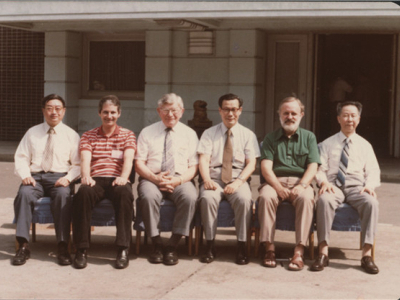 1983年，严东生参加第一届中美无机材料科学双边学术研讨会