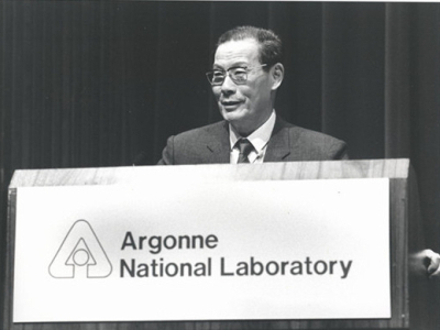 20世纪80年代，严东生在美国阿贡国家实验室作报告