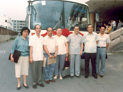 1990年，上海硅酸盐所研制的无水冷陶瓷发动机装车路试成功后，严东生与科研人员合影
