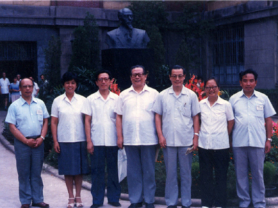 1986年，严东生陪同江泽民参加周仁铜像落成仪式