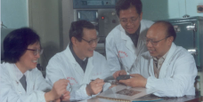 1985年，严东生和茅志琼、谢瑞宝、郭景坤讨论复合材料研究工作