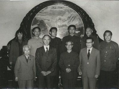 1984年，严东生陪同国务院副总理方毅会见费米国立加速器实验室主任Lederman教授