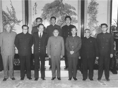 1983年，严东生陪同邓小平等在人民大会堂接见杨振宁