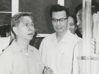 1977年，严东生在上海硅酸盐所接待方毅副总理