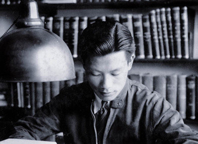 1938年，严东生在燕京大学图书馆学习