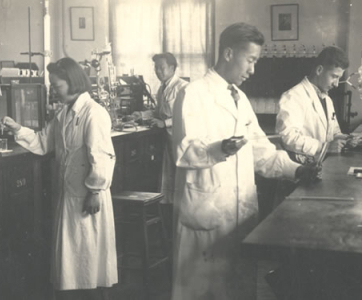 1937年，严东生在燕京大学化学系实验室