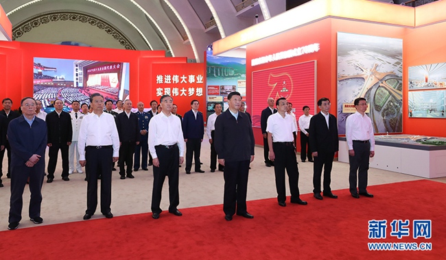 习近平参观庆祝中华人民共和国成立70周年大型成就展