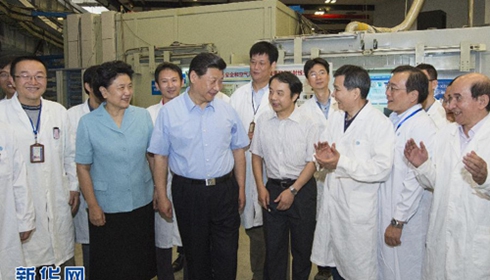 习近平在实验室了解科研人员利用同步辐射装置开展科研的情况