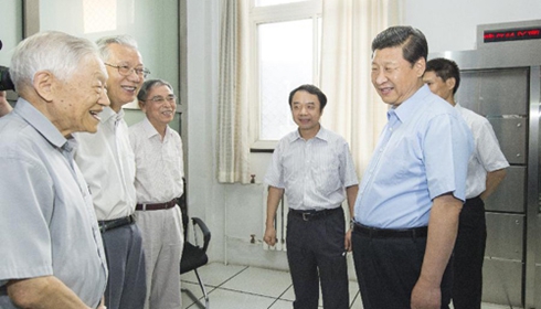 习近平同当年参与北京正负电子对撞机建设和应用的3位院士交谈