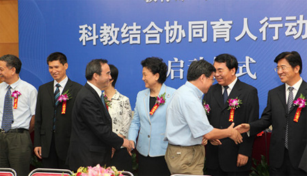 刘延东等和与会代表亲切握手