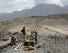 2014-06-22-科研人员在中巴公路开展科学测量