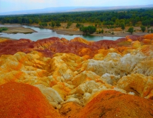 新疆布尔津五彩滩