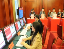 严阵以待（2012年“十八大”电子选举系统工作站）