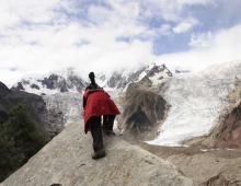 手脚并用 攀登高峰
