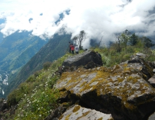 2012年科研人员在青藏高原开展野外测量