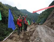 2013年4月，崔鹏院士率队在芦山地震灾区开展次生山地灾害调查